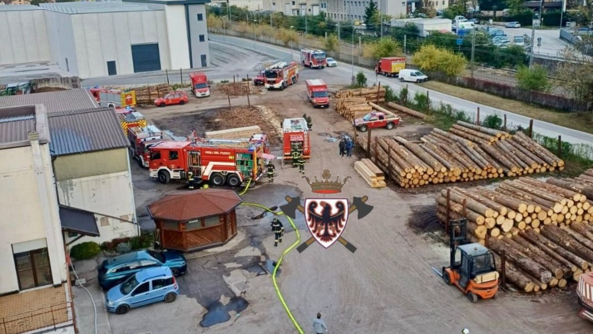 Fiamme in una falegnameria: brucia un macchinario, colonna di fumo visibile a distanza - 