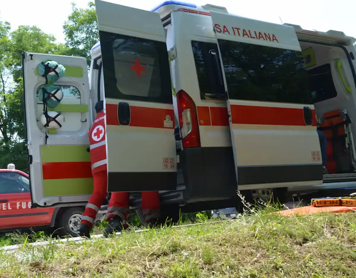 Sfregiato al volto dopo i rimproveri a due ragazzi in strada: «Copricerchio dell’auto usato come una lama» - 