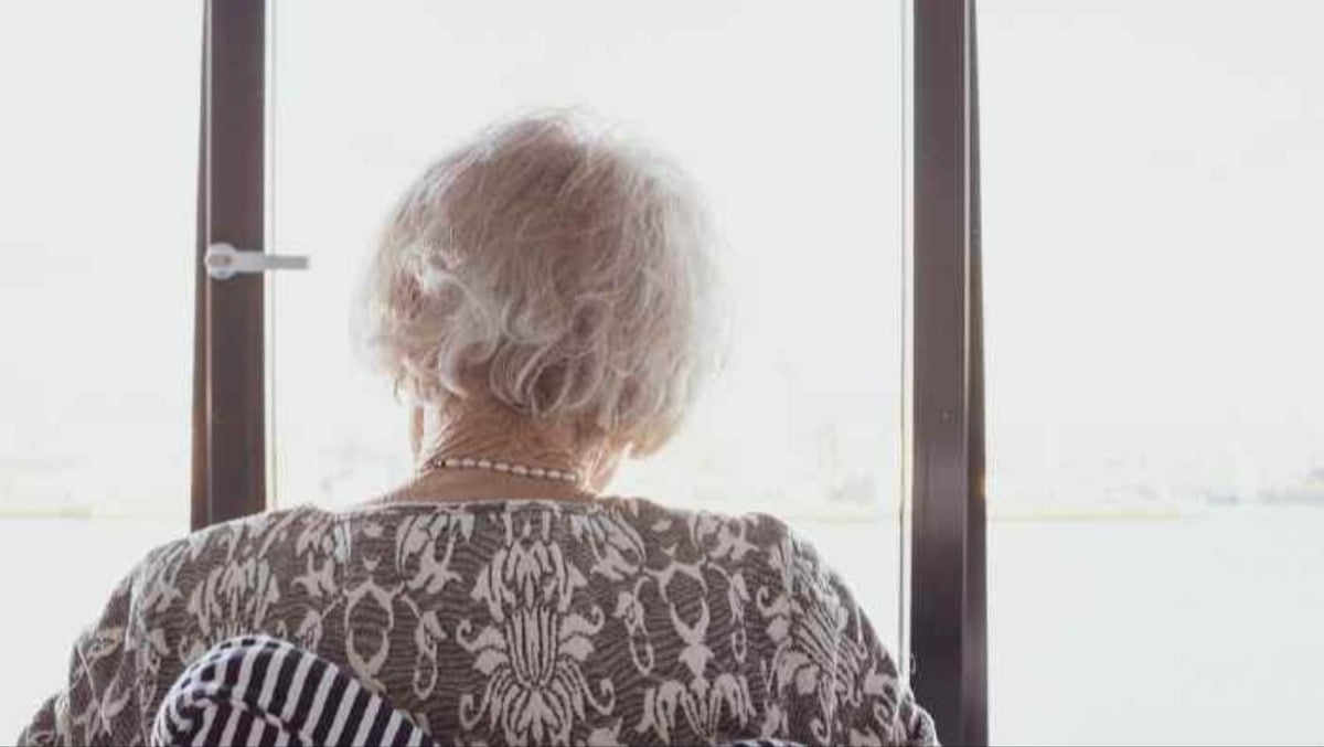 Controlla la madre 91enne tramite app, scoperta shock della figlia: colf accusato di abusi sessuali - 