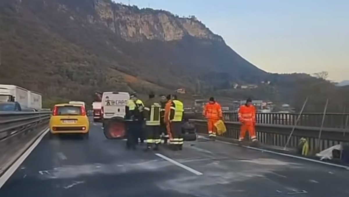 Scontro trattore-camion in Tangenziale, mezzo agricolo ribaltato: ferito un uomo, traffico bloccato per ore - 