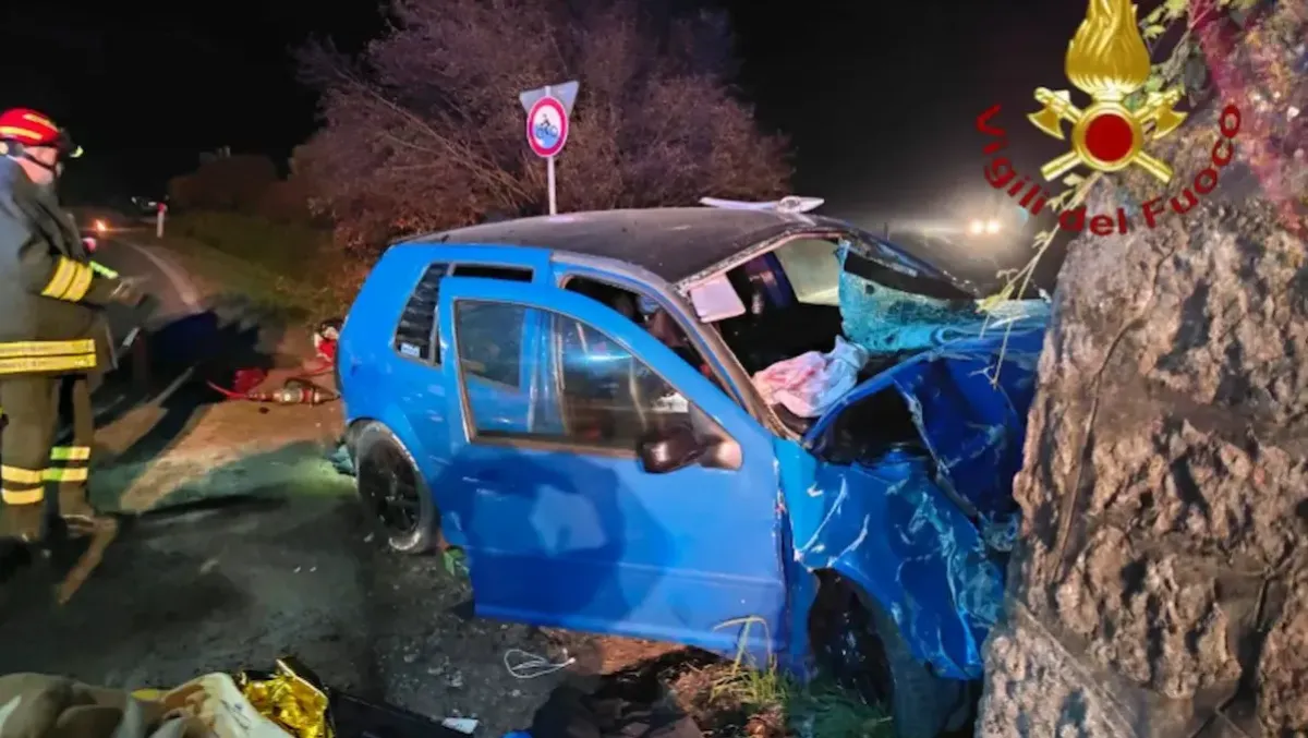 Auto con 3 ragazzi si schianta contro un muro: un giovane estratto dalle lamiere, 16enne in codice rosso - 
