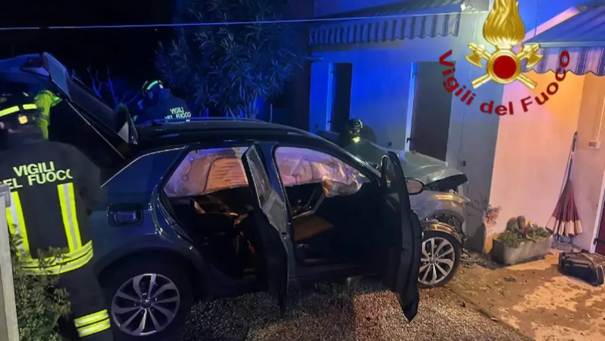 Perde il controllo dell’auto ed esce fuori strada: si schianta contro il muro di una casa - 