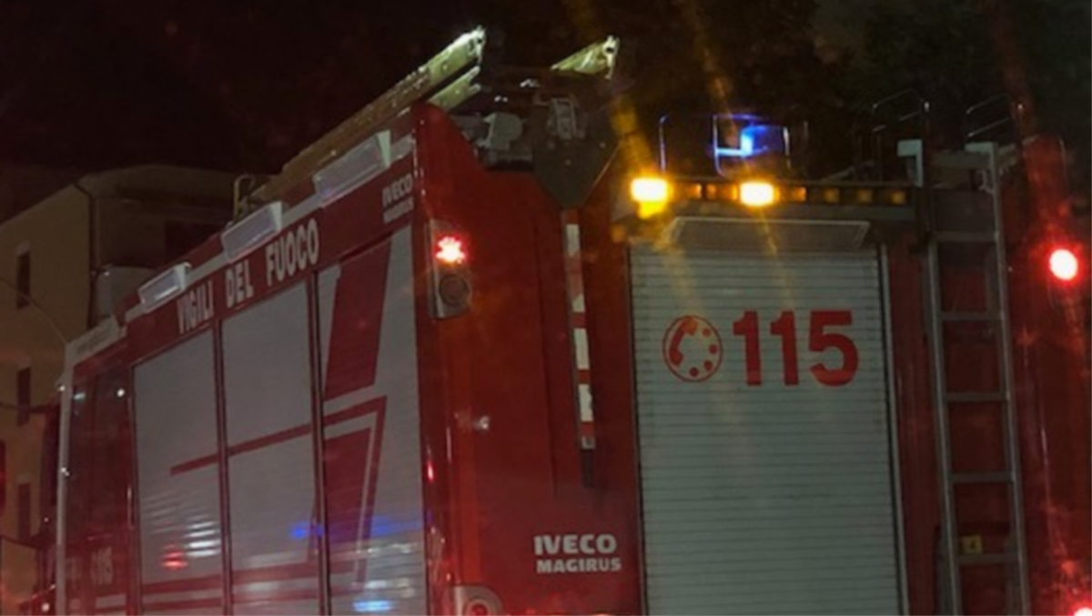 Paura nella notte, appartamento avvolto dalle fiamme: incendio al quarto piano di un condominio - 