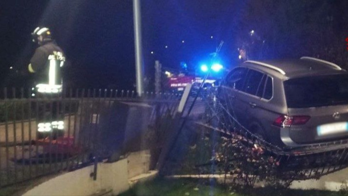 Suv fuori controllo: travolge un'auto e sfonda il cancello, fuga di metano - 