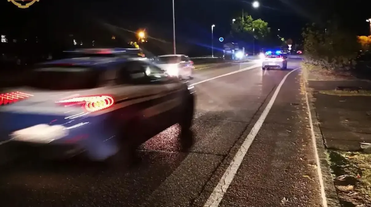 Si schianta contro l'auto della polizia dopo l’inseguimento: «Folle velocità e contromano in città» - 