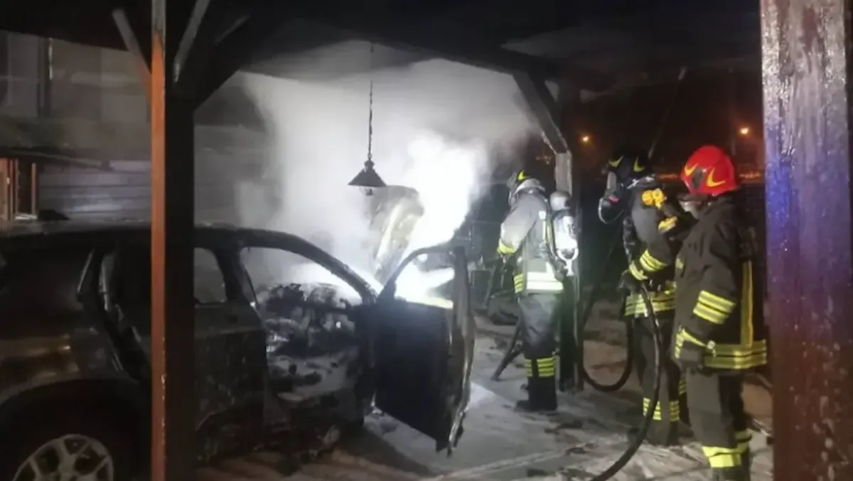 Auto prende fuoco, residenti svegliati dall’incendio lanciano l’allarme. «Acquistata nuova in primavera». - 