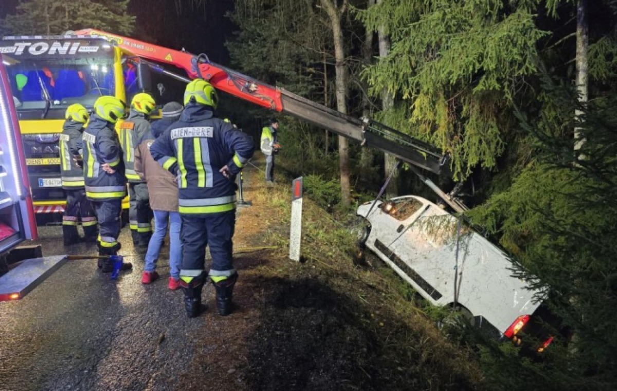 Furgone esce di strada all'alba e finisce in una scarpata: ferito il conducente - 