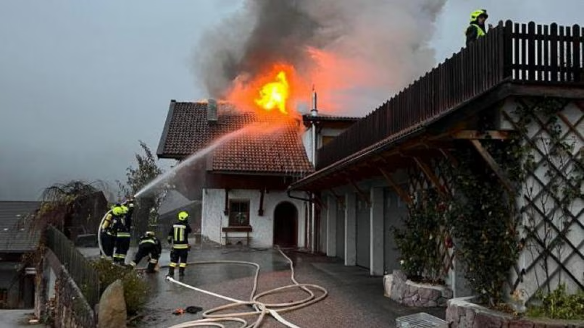 Devastante incendio in un maso: tetto completamente distrutto, al lavoro circa 100 pompieri - 
