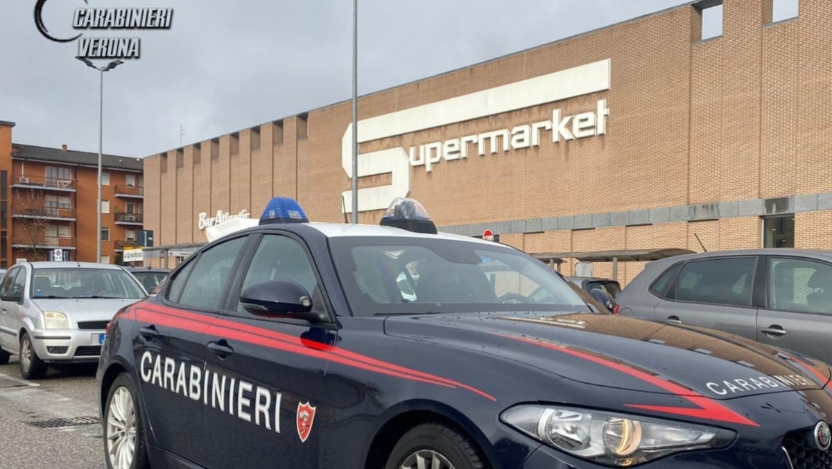 Maxi-furto all'Esselunga, rubata merce per 3700 euro: in manette un 28enne rumeno, caccia ai due complici - 
