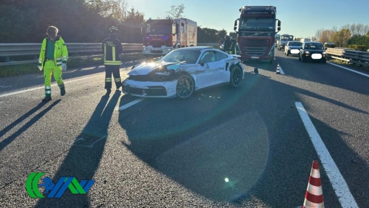 Scontro tra una Porsche e due tir in A4: un ferito, fino a 6 chilometri di coda - 