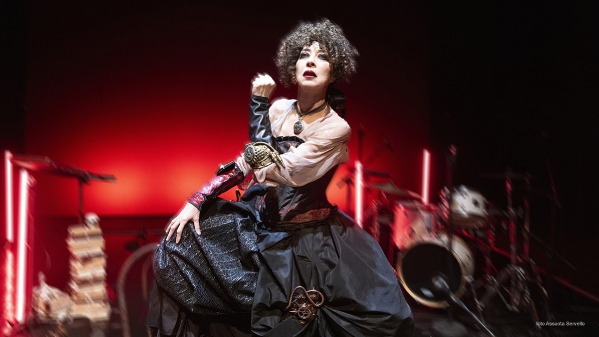 Lo spettacolo di Veronica Pivetti porta ad Artegna e nel circuito ERT un secolo di misoginia “scientifica” - 