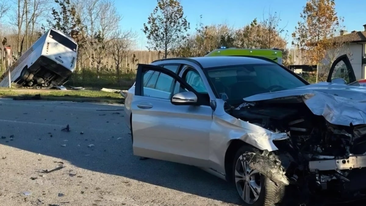 Bus con studenti finisce nel fosso dopo lo scontro con un'auto: paura a Sesto al Reghena