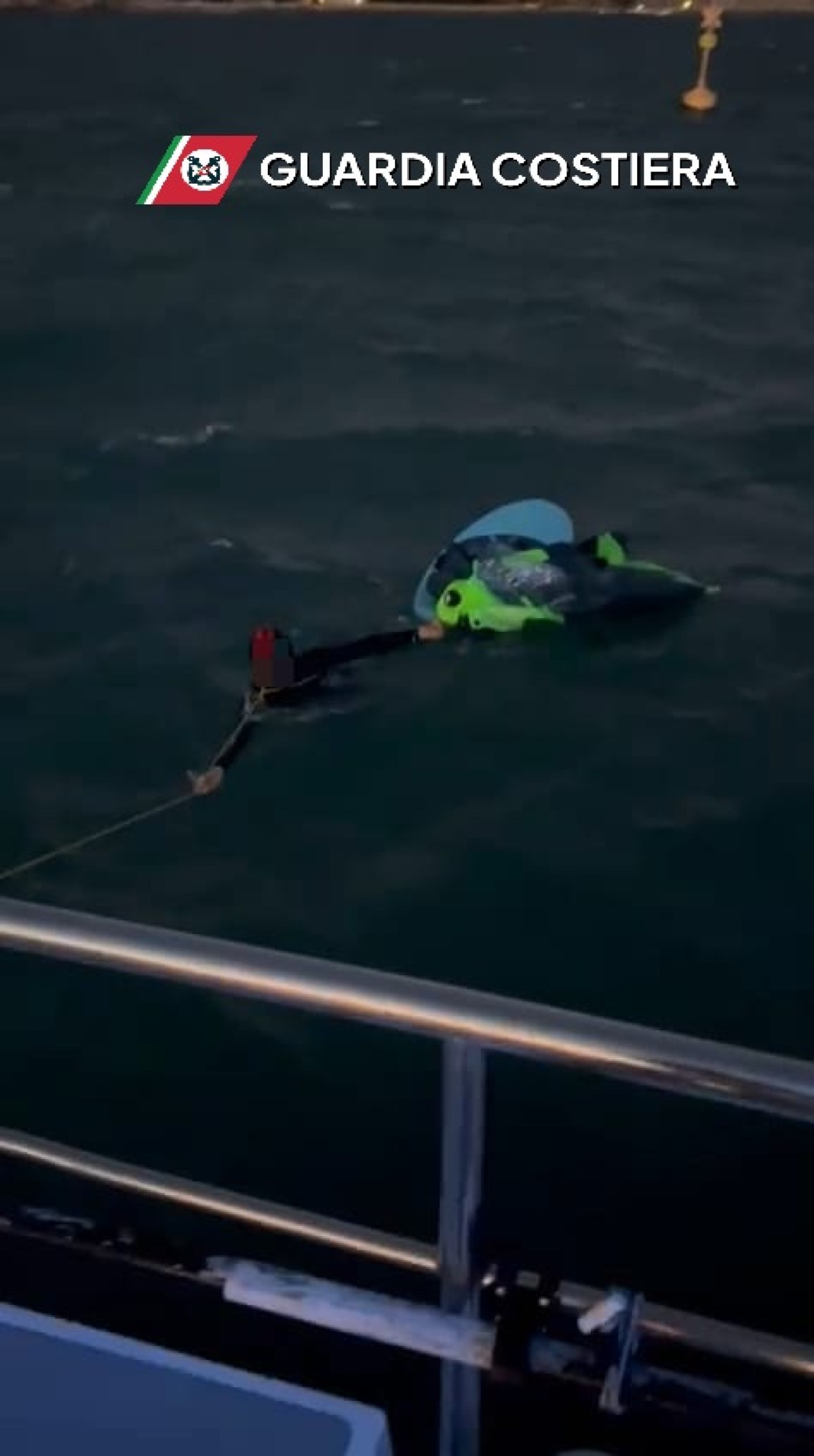 Surfista in difficoltà, rischio ipotermia: salvato dalla Guardia Costiera di Trieste - 