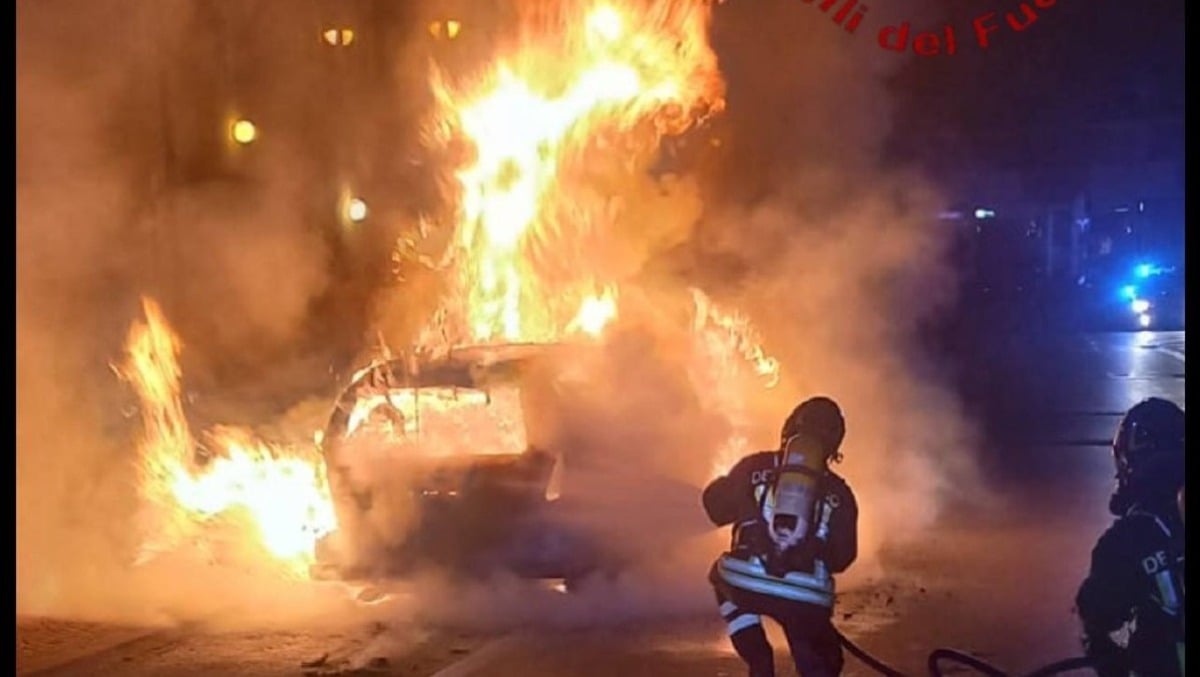 L’auto s’incendia all’improvviso mentre è alla guida: conducente si salva gettandosi fuori - 