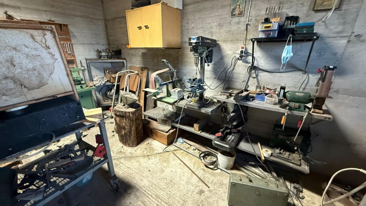 Scoperta fucina clandestina a Treviso: sequestrate 148 armi bianche, due denunciati - 