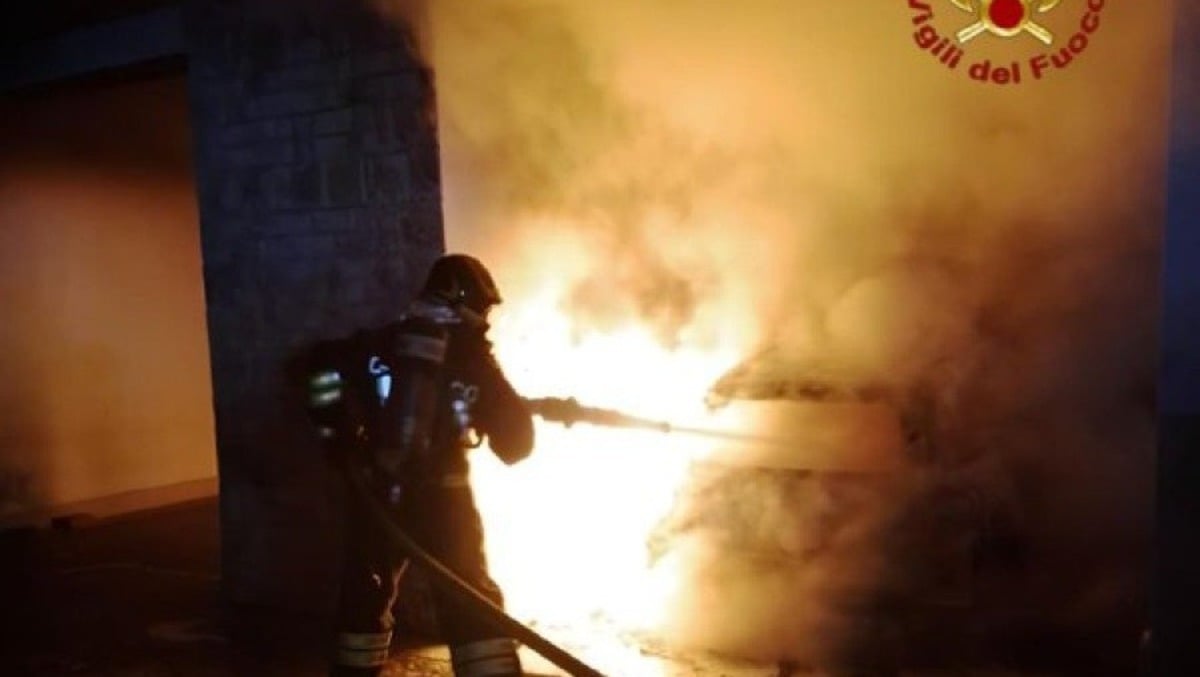 Tragedia a Santa Maria di Sala: 65enne trovato carbonizzato nella sua auto in fiamme - 