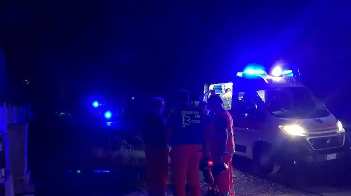 Sentono un tonfo prima di andare a dormire e trovano il papà a terra: Andrea muore a 48 anni - 