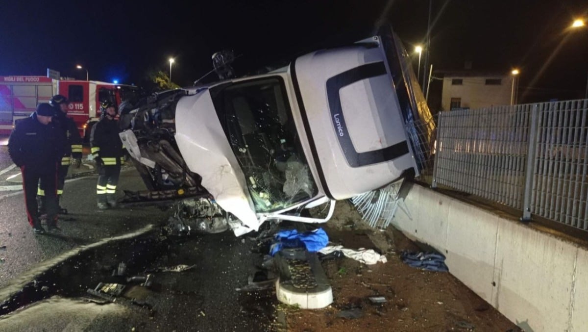 Gemona, si ribalta con il furgone alla rotonda sulla SR13: uomo liberato da sotto il mezzo - 