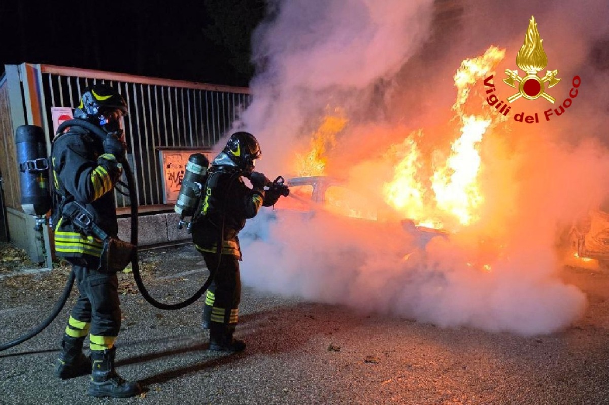 Notte di incendi a Trieste: 7 automezzi in fiamme in più punti della città - 