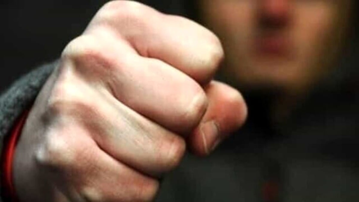 Salta la fermata del bus, il padre della ragazza rincorre l’autista e lo colpisce al volto - 