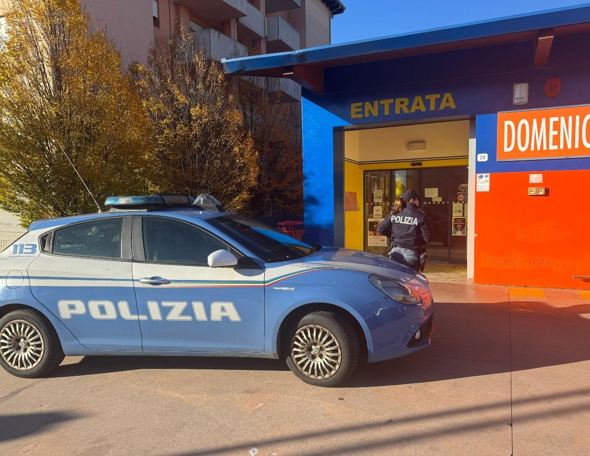 Ruba 7 euro di merce al discount, poi tenta la fuga aggredendo il vigilante: arrestato 23enne marocchino - 
