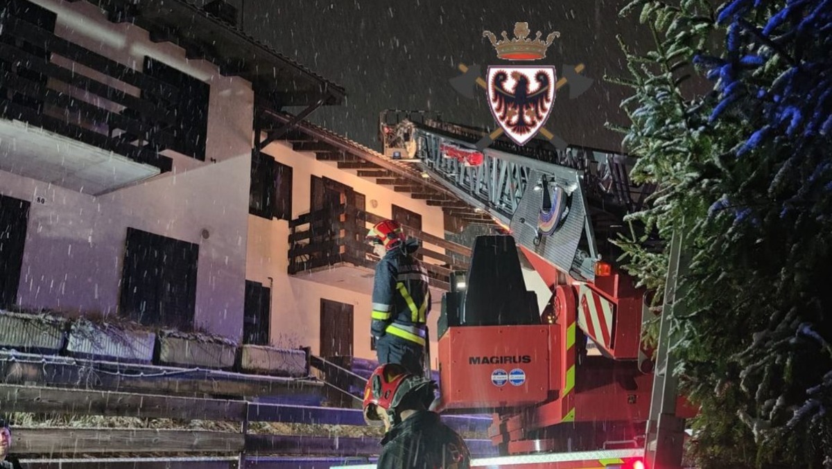 Incendio in casa, fiamme dalla cucina: 30 pompieri al lavoro per tre ore, un residente intossicato - 