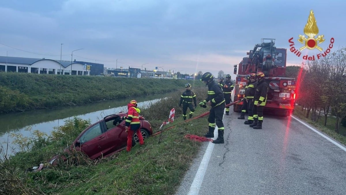 Imprenditore finisce con l'auto nel canale: Elton si tuffa e lo salva mentre la vettura affondava - 