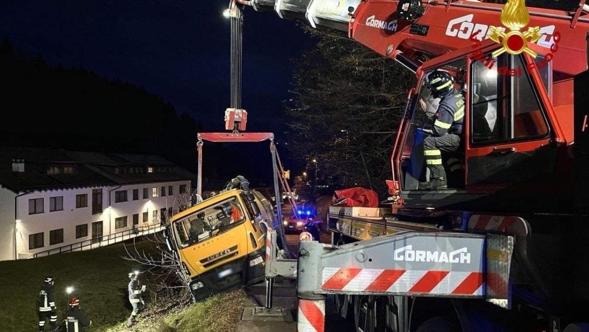 Spazzatrice fuori strada a Domegge: intervento con autogru dei Vigili del Fuoco - 