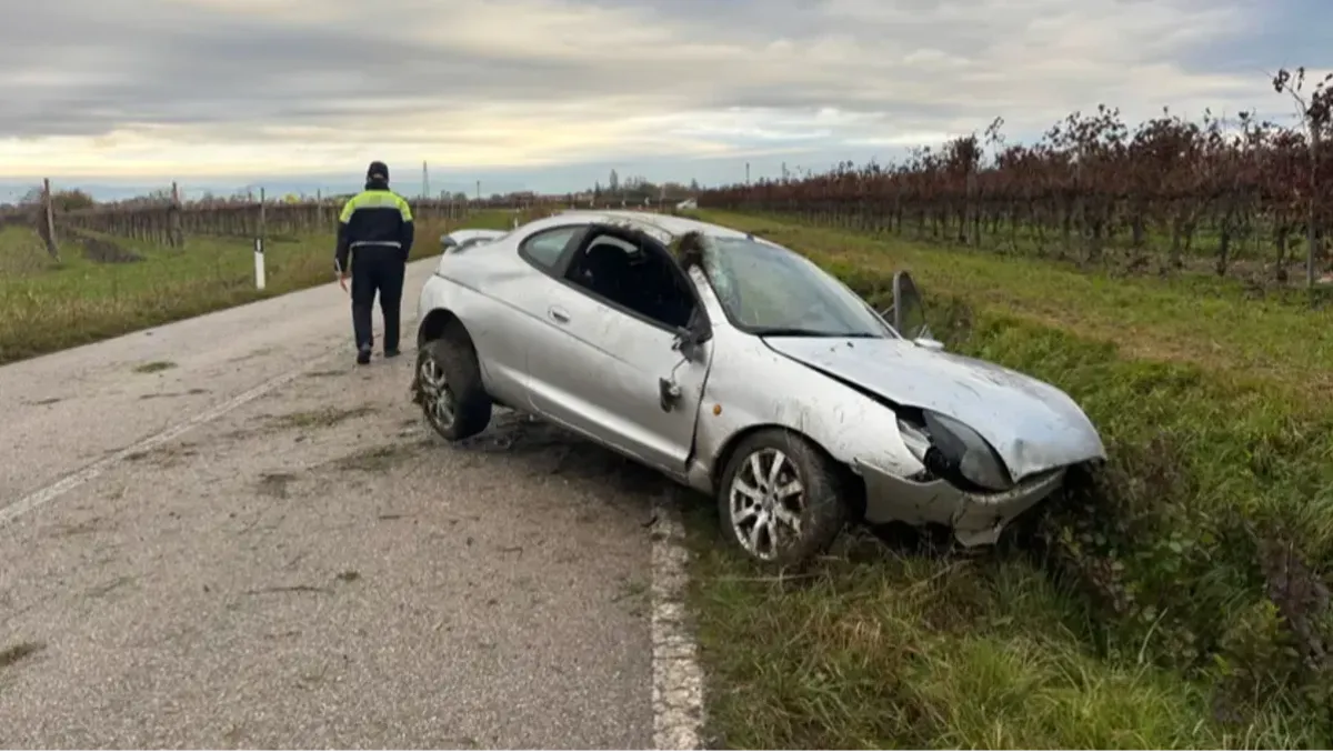 Paura a Casarsa, auto slitta sull'asfalto bagnato e finisce fuori strada: ferita una bimba di 4 anni - 