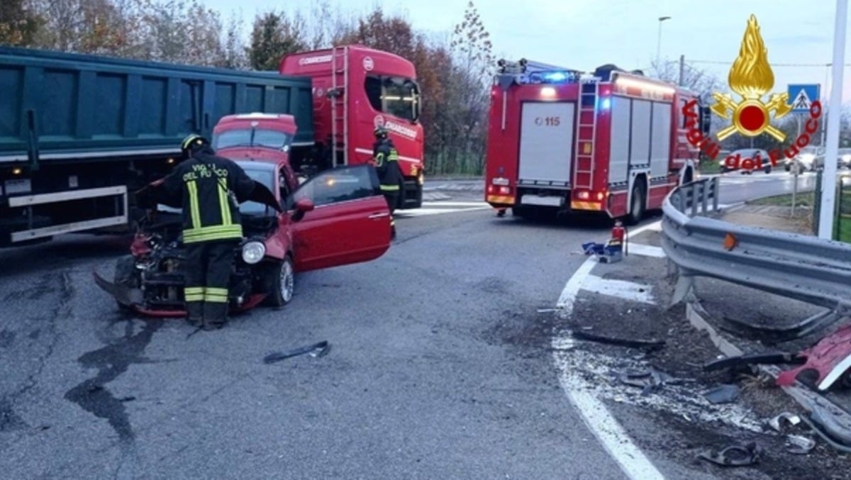Sbanda in rotonda e finisce contro il guardrail: Gpl si rovescia sull'asfalto, conducente ferito - 