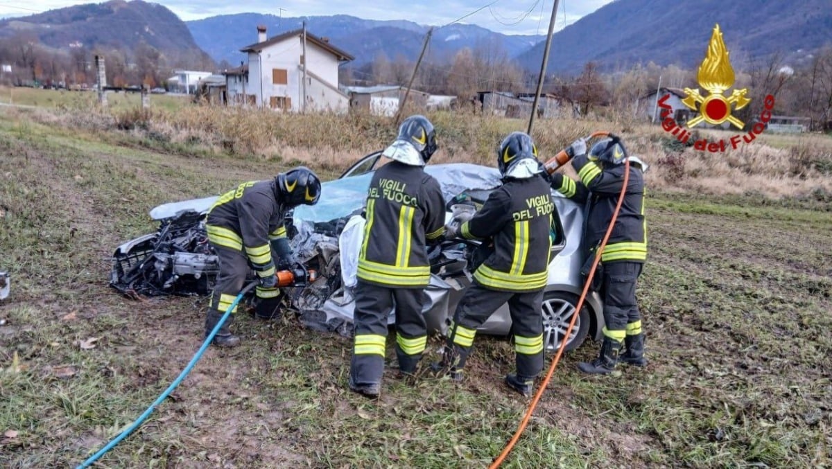 Schianto contro un autobus: maestro di sci 40enne perde la vita, salvo il figlio di 2 anni - 