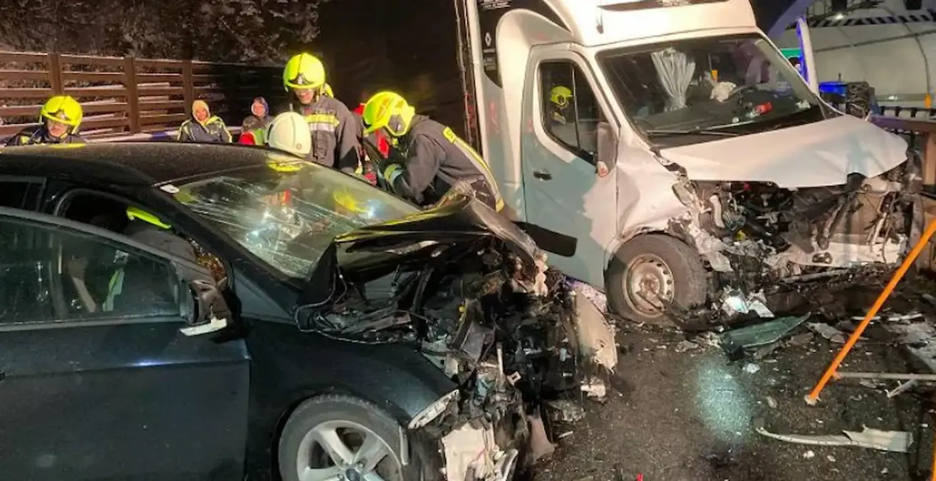 Terribile schianto tra auto e furgone: una persona intrappolata tra le lamiere, chiusa l'autostrada - 