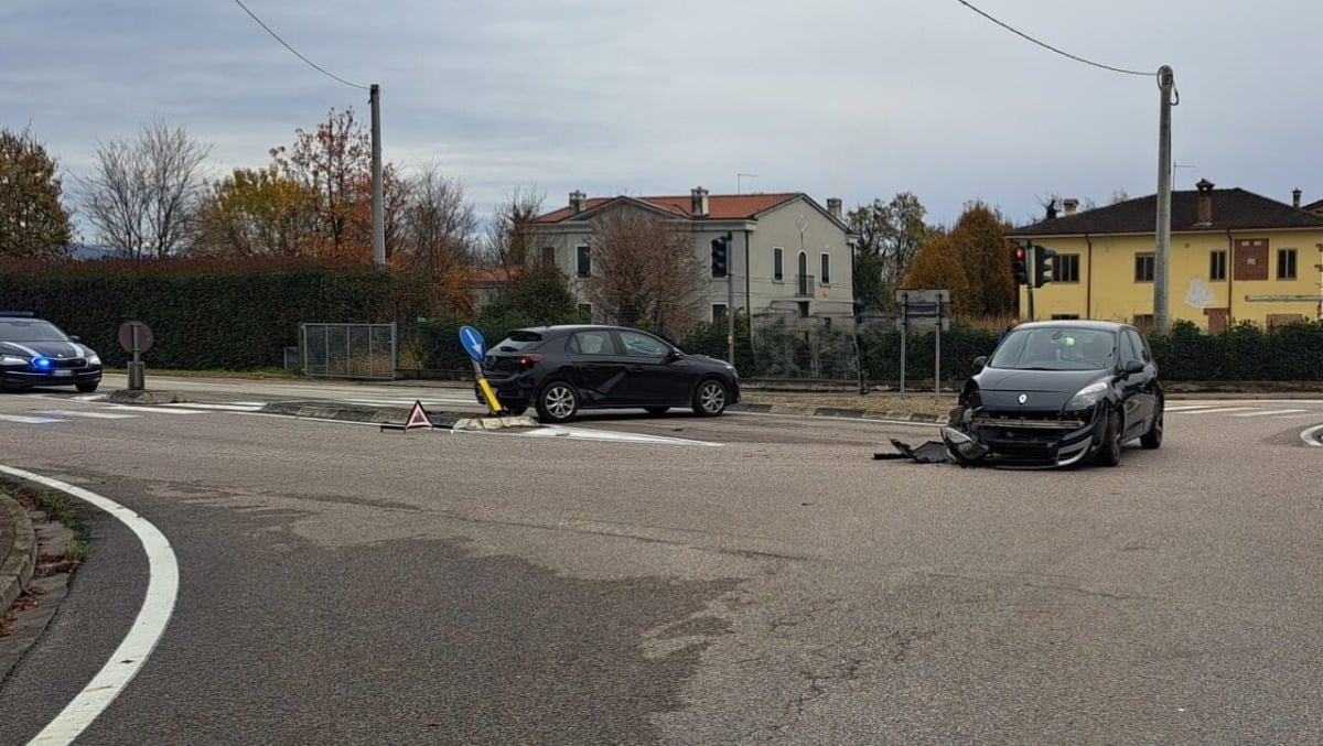 Frontale tra due auto all’incrocio semaforico: i veicoli sono distrutti - 