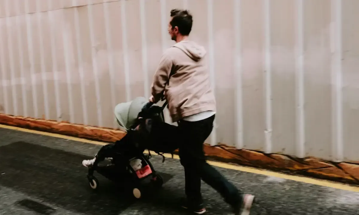 Tira un pugno ad un uomo, poi prende il passeggino e tenta di rapirgli la bimba di 1 anno - Immagine di repertorio