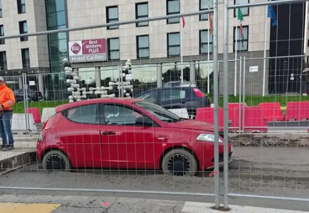 Cemento fresco appena versato, ma l’auto ci finisce dentro: passanti increduli e il video diventa virale - 