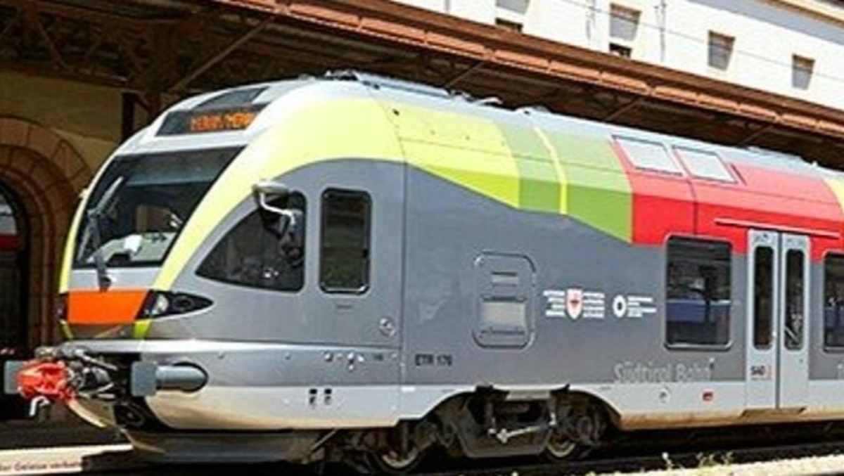 Sul treno con due cani di grossa taglia, si rifiuta di mettergli la museruola: treno bloccato - 