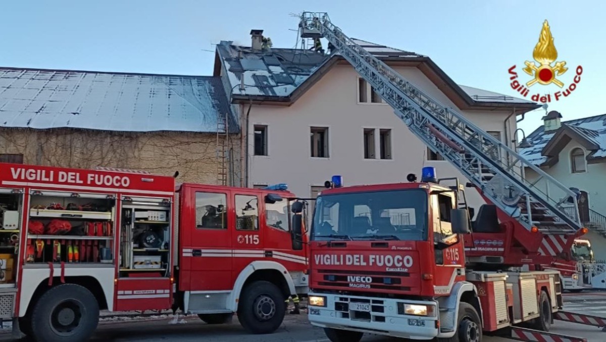 Tetto in fiamme ad Asiago: intervento in corso dei Vigili del fuoco - VIDEO - 