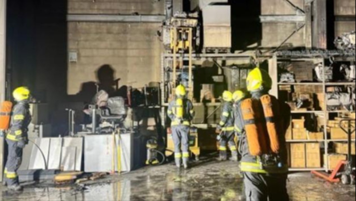 Divampano le fiamme in un'azienda elettrica nella notte: fumo denso invade la struttura, danni ingenti - 
