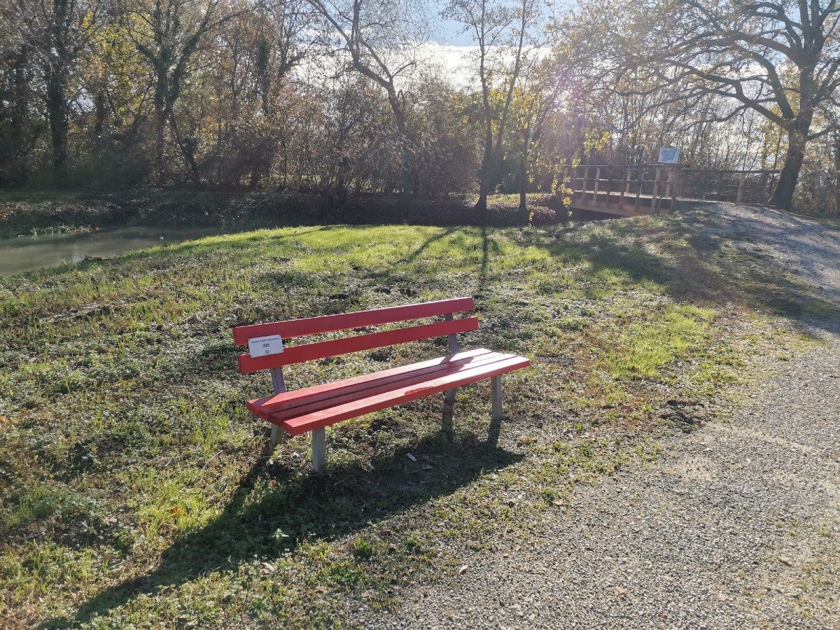 Livenza Tagliamento Acque contro la violenza di genere: inaugurata panchina rossa al Parco delle Fonti - 