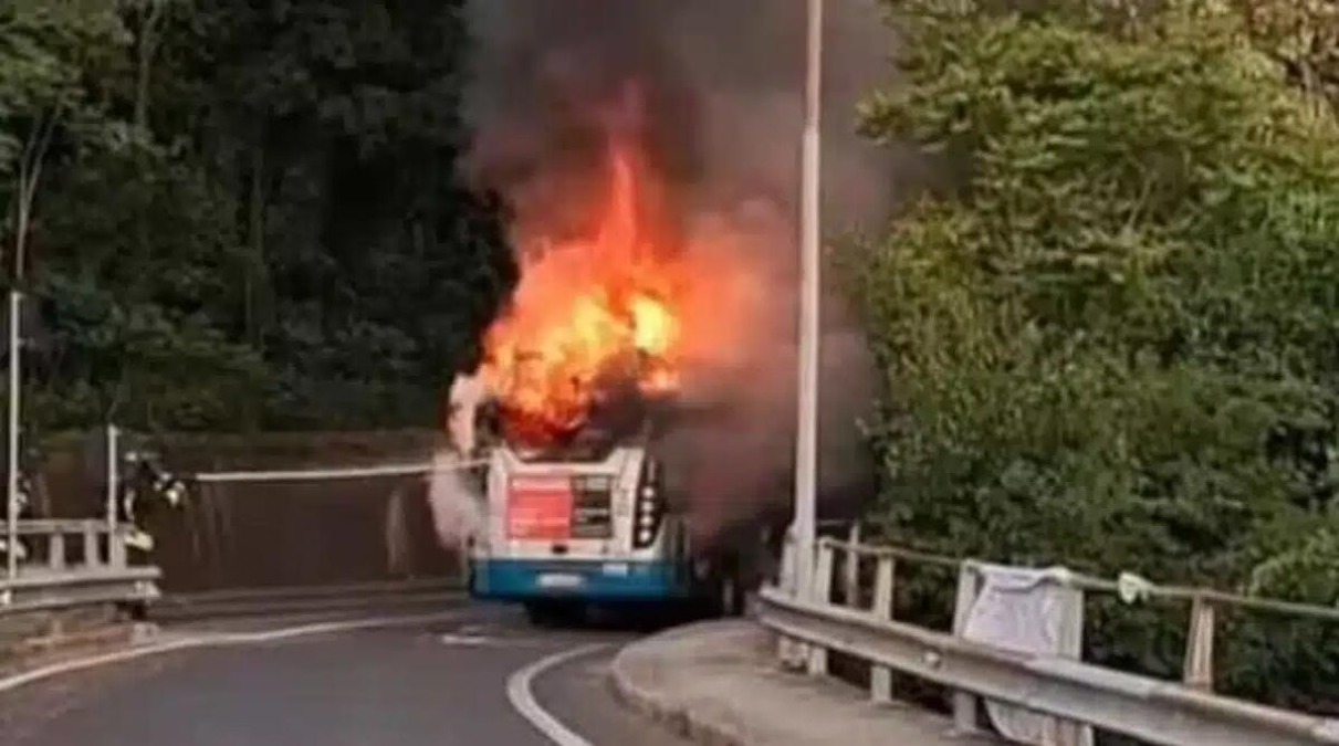 Autobus avvolto dalle fiamme in deposito: fumo visibile a distanza, avvertite anche esplosioni - 