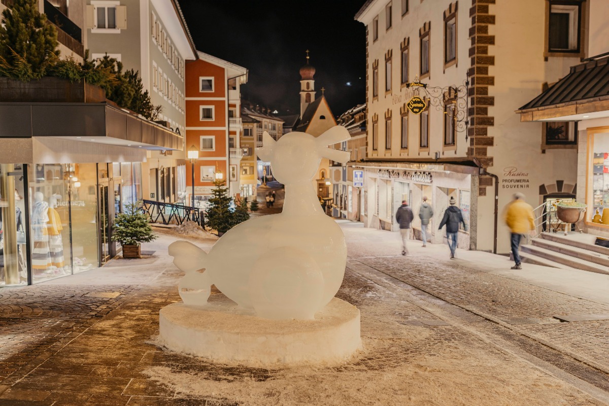 Ortisei celebra le Olimpiadi Milano Cortina 2026 con la magia della sculture di ghiaccio - 