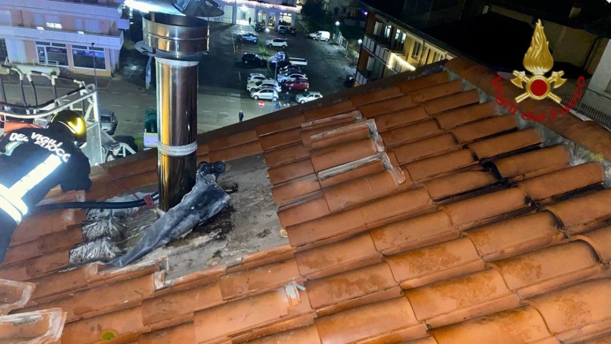 Densa colonna di fumo visibile a distanza, prende fuoco la canna fumaria: evacuati i residenti - 