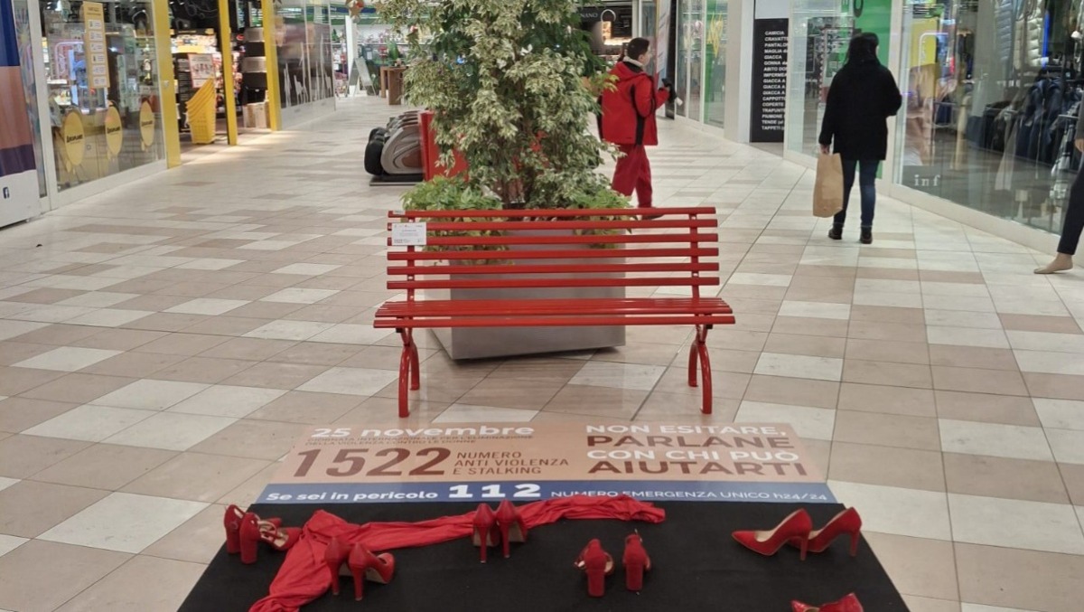 Panorama Villorba: un adesivo permanente con il 1522 per dire no alla violenza sulle donne - 