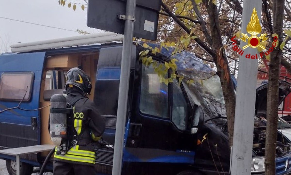 Camper in fiamme:  il proprietario tenta di spegnere il fuoco  - 