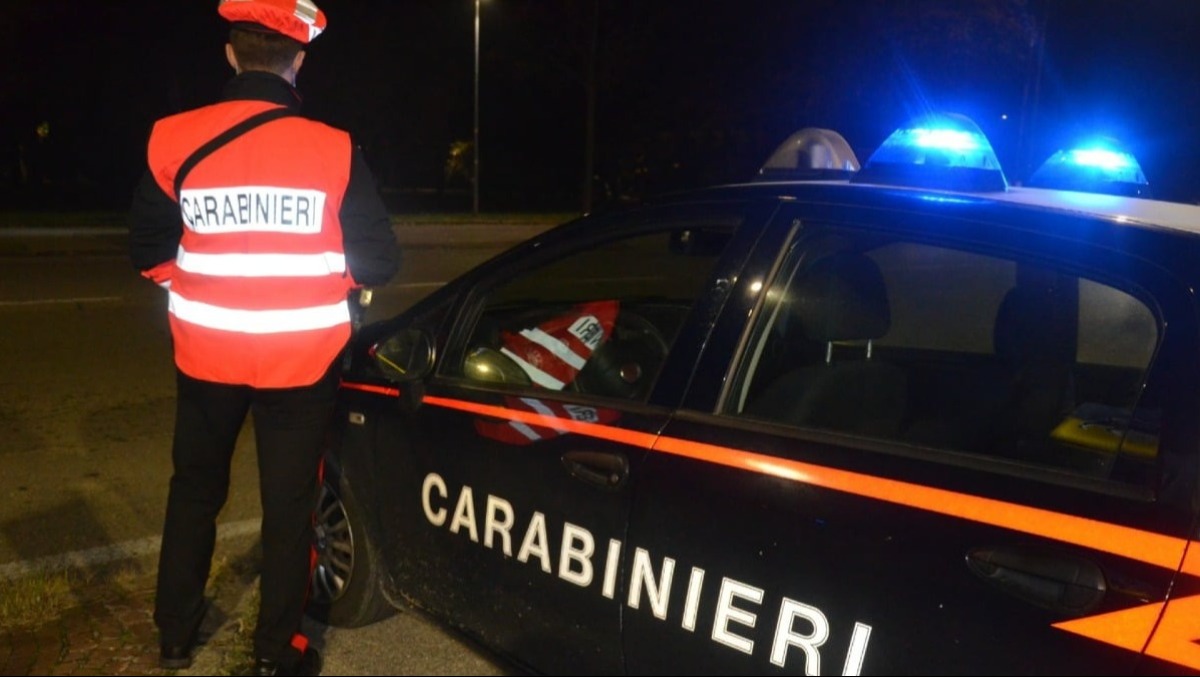 Ubriaco alla guida provoca un duplice incidente, fugge a piedi e resiste ai Carabinieri: arrestato 54enne - 