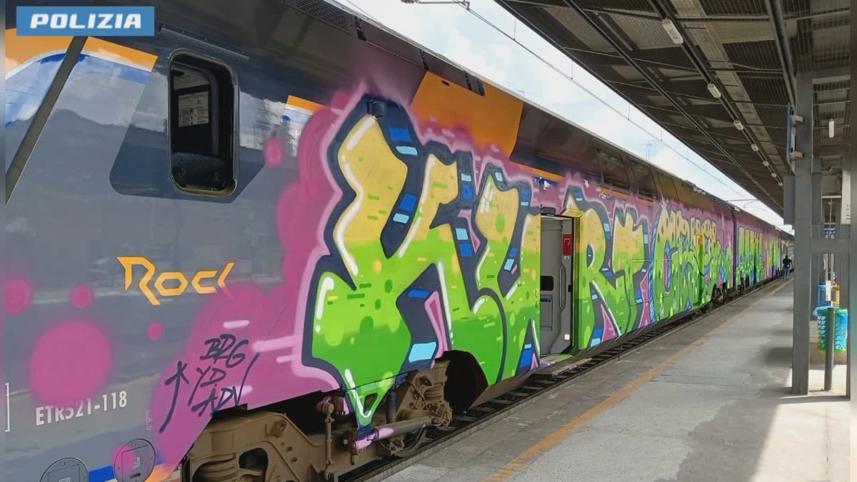 Avevano imbrattato i treni a Udine e Basiliano: denunciati cinque "graffitari" - 