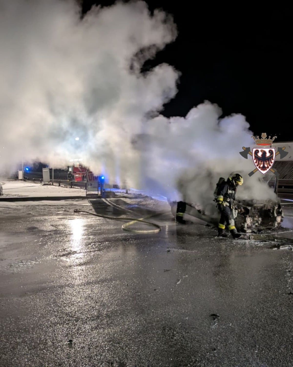 Furgone in fiamme a due passi dal distributore: conducente esce dal mezzo appena in tempo - 