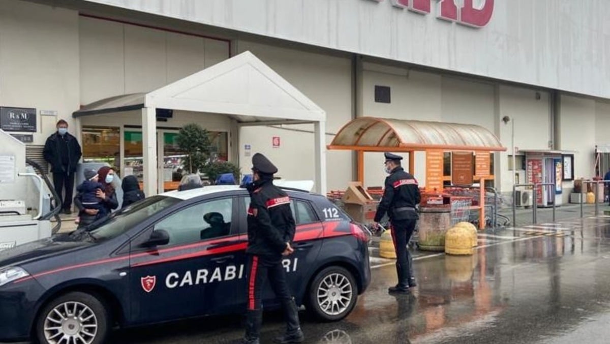 Cassiera del Conad si rifiuta di cambiargli le monete, rifugiato politico le tira un pugno in testa - 