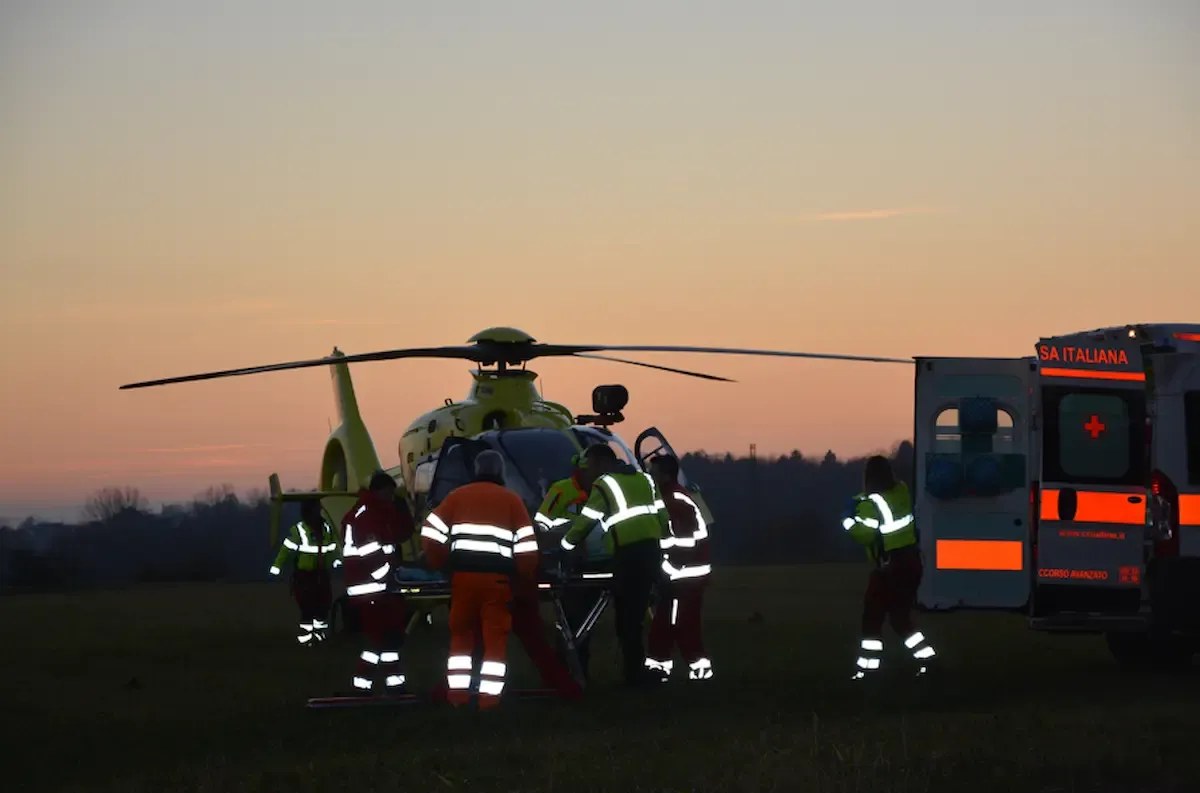 Rimane schiacciato dal muletto in falegnameria: operaio trasportato d’urgenza con l’elicottero - 