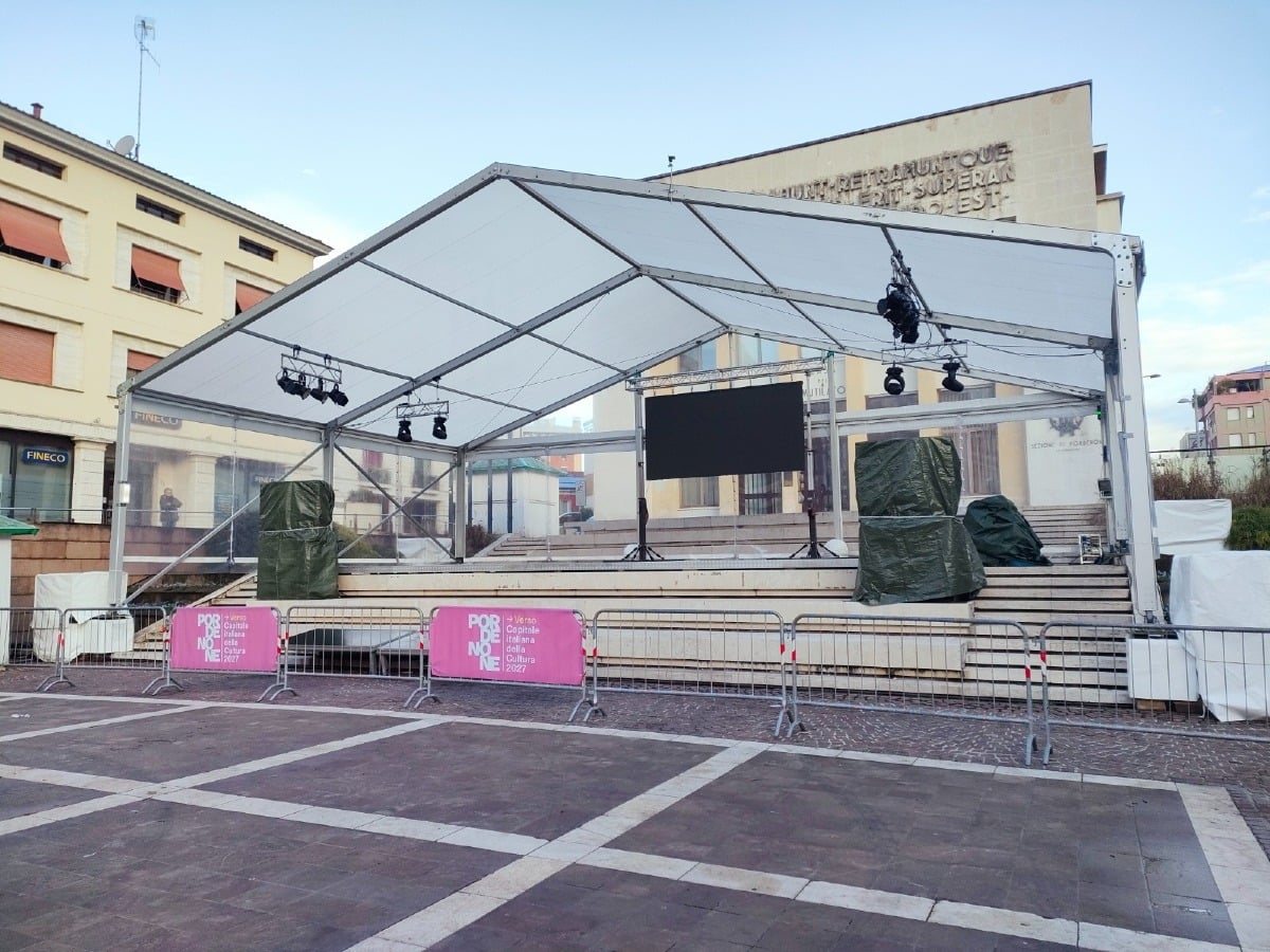 Natale a Pordenone, piazza XX Settembre diventa un grande villaggio delle feste - 